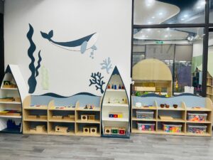 Kệ giáo cụ Montessori nhiều màu sắc